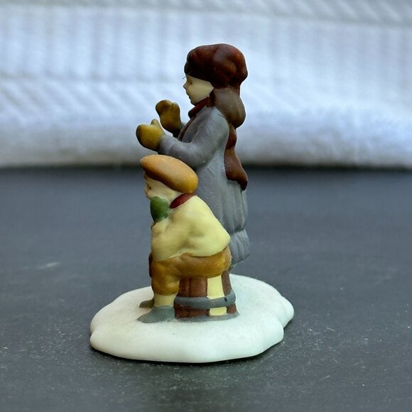 Dept 56 The Old Puppeteer - Woman and Child - Loose Figurine, Dickens 1992 - Picture 4 of 6